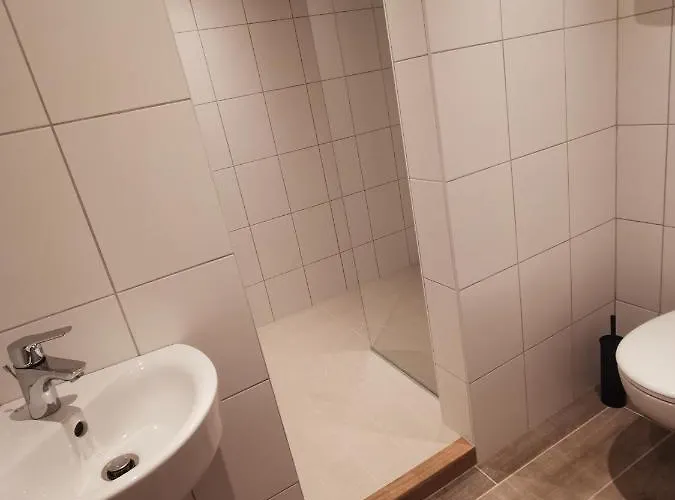 Monteurzimmer / Im Souterrain Neukoelln * Berlin