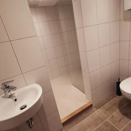 Monteurzimmer / Im Souterrain Neukoelln * 柏林